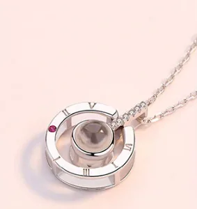 Colgante reloj de sol en plata "100 maneras de decir te amo"