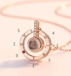 Colgante reloj de sol en oro rosa "100 maneras de decir te amo"